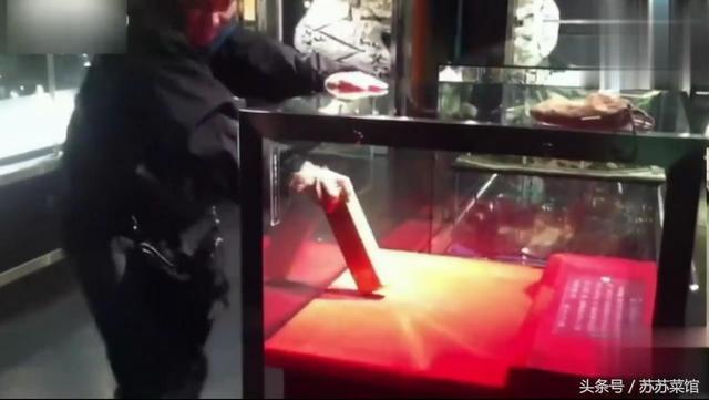 博物館裡放了一塊金磚讓人隨便拿，誰拿出來送給誰，至今無人取出！