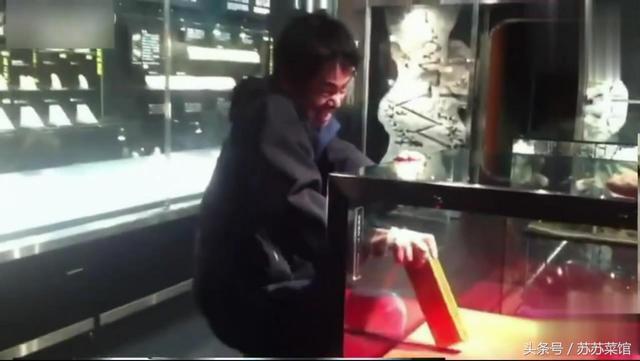 博物館裡放了一塊金磚讓人隨便拿，誰拿出來送給誰，至今無人取出！