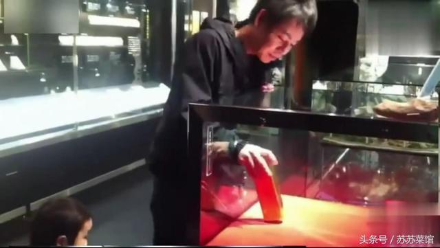 博物館裡放了一塊金磚讓人隨便拿，誰拿出來送給誰，至今無人取出！