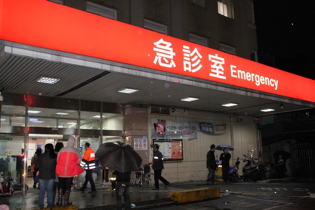 男子命危要幾千元！妻子帶著2個小孩無助，隔壁家屬默默塞了一疊鈔票給她... 