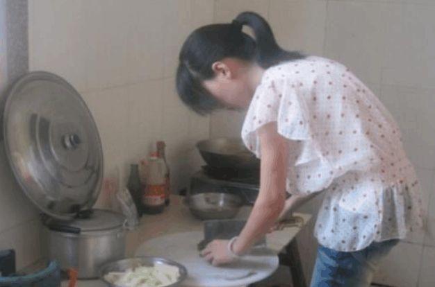 女兒照顧母親4年，臨走給她袋紅薯，存摺給不孝兒，回家她愣住了  