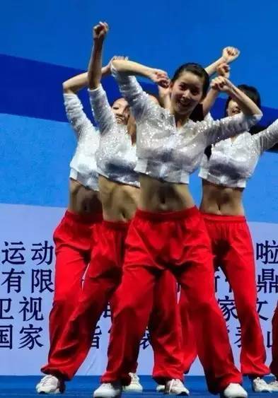 21歲年輕漂亮的她嫁給「大19歲總裁老公」！被嗆是「花瓶拜金女」！她真實身分曝光，酸民們全都馬上閉嘴！