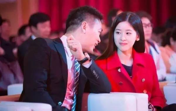 21歲年輕漂亮的她嫁給「大19歲總裁老公」！被嗆是「花瓶拜金女」！她真實身分曝光，酸民們全都馬上閉嘴！