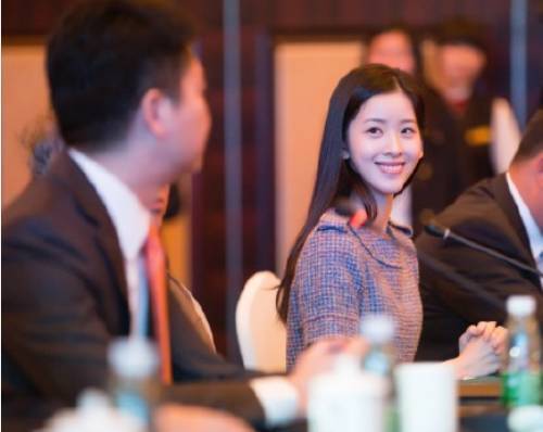 21歲年輕漂亮的她嫁給「大19歲總裁老公」！被嗆是「花瓶拜金女」！她真實身分曝光，酸民們全都馬上閉嘴！