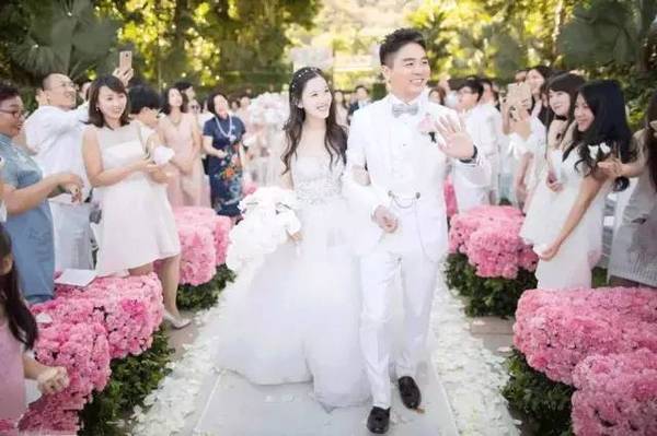 21歲年輕漂亮的她嫁給「大19歲總裁老公」！被嗆是「花瓶拜金女」！她真實身分曝光，酸民們全都馬上閉嘴！
