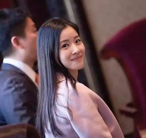 21歲年輕漂亮的她嫁給「大19歲總裁老公」！被嗆是「花瓶拜金女」！她真實身分曝光，酸民們全都馬上閉嘴！