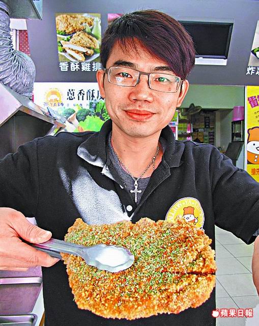 還記得棄6萬薪「跑去賣雞排」的博士生嗎？遭郭台銘痛罵一頓的他，現在過著這樣的生活！