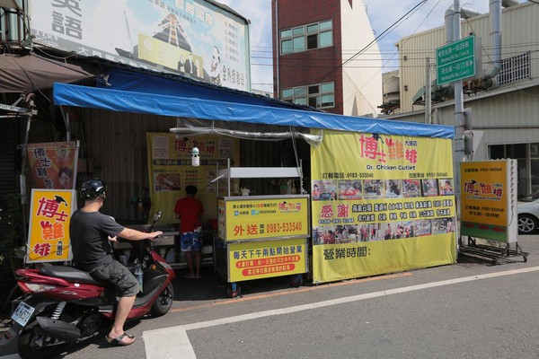 還記得棄6萬薪「跑去賣雞排」的博士生嗎？遭郭台銘痛罵一頓的他，現在過著這樣的生活！