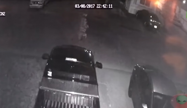 門外感應器一直亮著，出去看又沒人！一看監視攝影機畫面，全家人嚇到隔天連忙搬家逃命！！