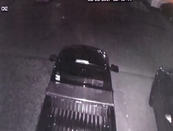 門外感應器一直亮著，出去看又沒人！一看監視攝影機畫面，全家人嚇到隔天連忙搬家逃命！！