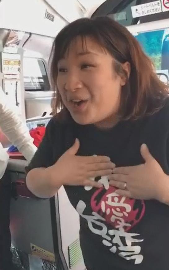 日本女子掀上衣告白「我超愛台灣」！她竟唱出台語歌「但幾哩勒」超標準！全場台灣人都嗨翻天！