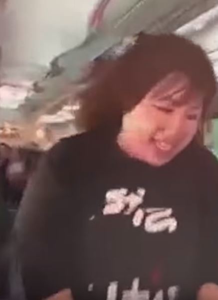 日本女子掀上衣告白「我超愛台灣」！她竟唱出台語歌「但幾哩勒」超標準！全場台灣人都嗨翻天！