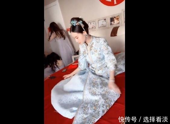 新郎怕新娘跑了，霸氣新娘掀起裙子，讓人傻眼網友還有這操作！