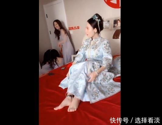 新郎怕新娘跑了，霸氣新娘掀起裙子，讓人傻眼網友還有這操作！