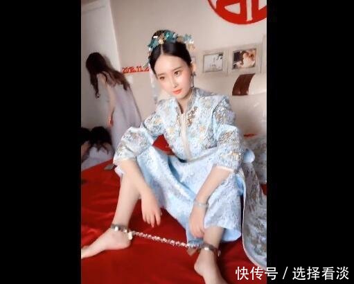 新郎怕新娘跑了，霸氣新娘掀起裙子，讓人傻眼網友還有這操作！