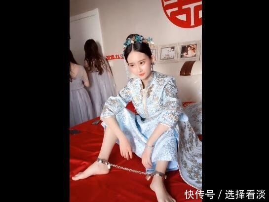 新郎怕新娘跑了，霸氣新娘掀起裙子，讓人傻眼網友還有這操作！