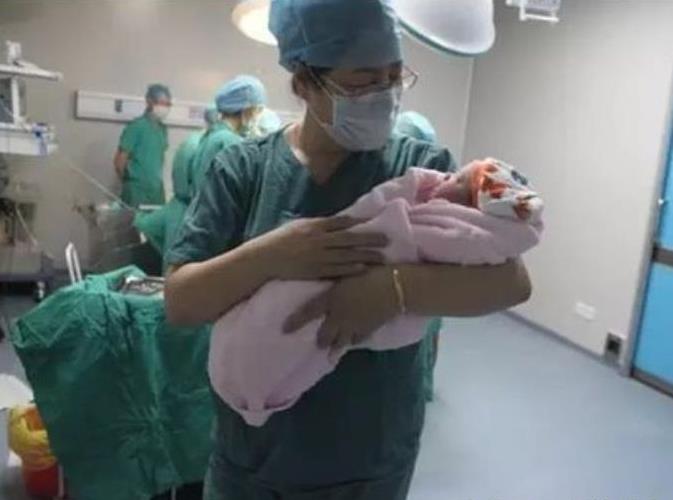 兒媳懷孕六個月，婆婆說生男孩給5萬，孩子生下兒媳成百萬富翁！ 