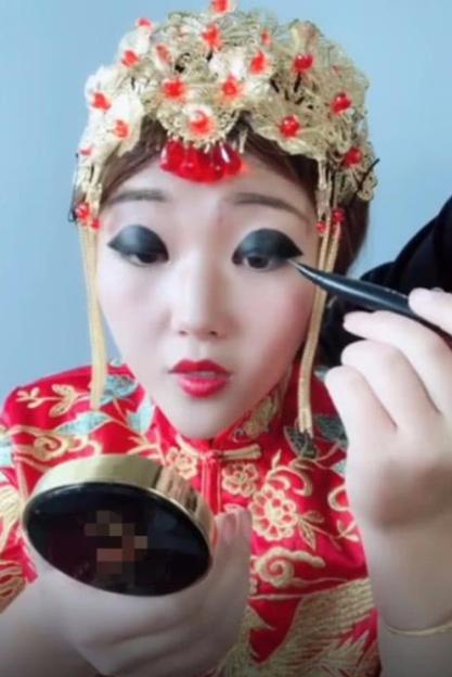 奇聞：結婚當天新娘的眼妝火了，睜開眼的那一刻，網友：就服你