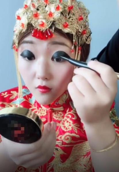 奇聞：結婚當天新娘的眼妝火了，睜開眼的那一刻，網友：就服你