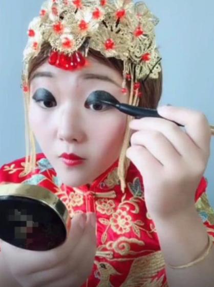 奇聞：結婚當天新娘的眼妝火了，睜開眼的那一刻，網友：就服你