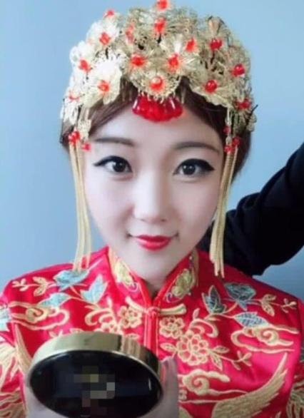 奇聞：結婚當天新娘的眼妝火了，睜開眼的那一刻，網友：就服你