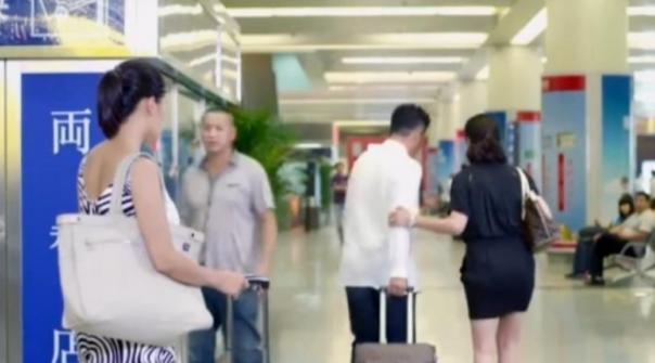 正室在機場巧遇「自己老公和小三」即將出國旅遊！沒想到聰明的她用「這招」一秒解決小三！ 
