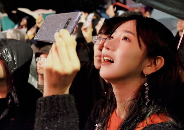 企鵝妹跨年直播狂收抖內！她「當眾狂磕頭謝乾爹」驚人收入曝光...台灣爹爹超好野