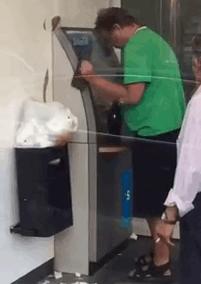 21張來自世界各地「最獨特的ATM風景」！台灣阿桑領錢「潮到出水穿搭」爆紅國際：也太ㄎㄧㄤ