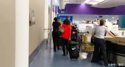 大媽去澳洲探望兒子，過海關時被攔，行李箱一打開.....瞬間成了所有人的噩夢！！ 