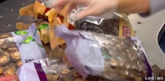 大媽去澳洲探望兒子，過海關時被攔，行李箱一打開.....瞬間成了所有人的噩夢！！ 