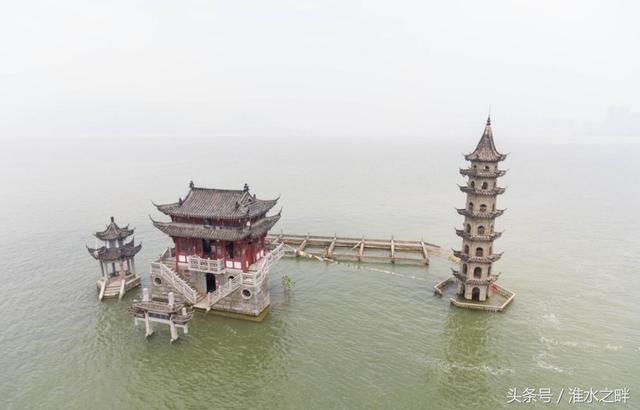 這座古蹟建築，一年只出現一次，其餘時間全部沉入湖水中！