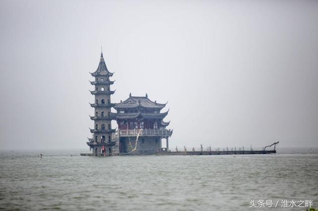 這座古蹟建築，一年只出現一次，其餘時間全部沉入湖水中！