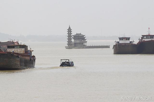這座古蹟建築，一年只出現一次，其餘時間全部沉入湖水中！