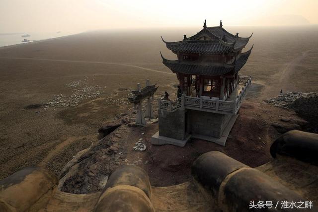 這座古蹟建築，一年只出現一次，其餘時間全部沉入湖水中！