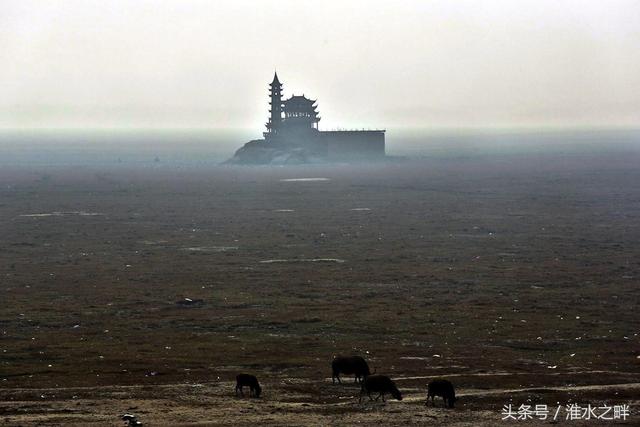 這座古蹟建築，一年只出現一次，其餘時間全部沉入湖水中！