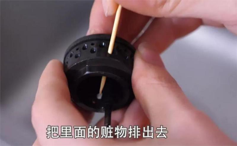 燃氣灶火焰發紅怎麼辦？教你一招，不花一分錢就能恢復藍色火焰