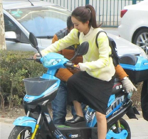 她身價4億，不買名牌不開豪車，出門穿80塊衣服騎電動車，低調做人，路才會越走越寬