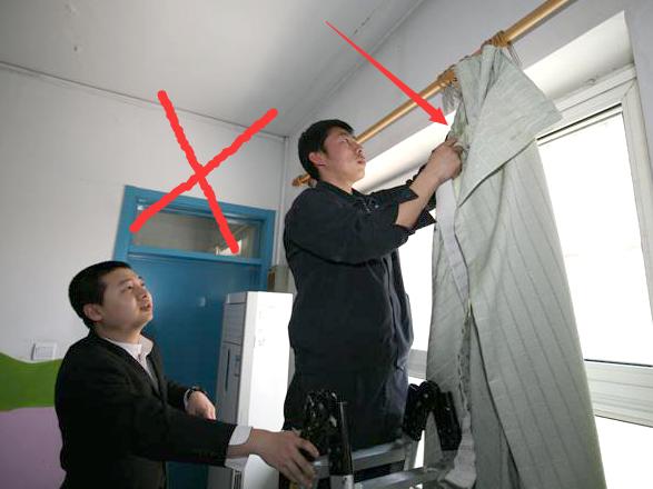 窗簾從沒洗過？教你1招，不用拆不用水洗，10分鐘讓窗簾變乾凈