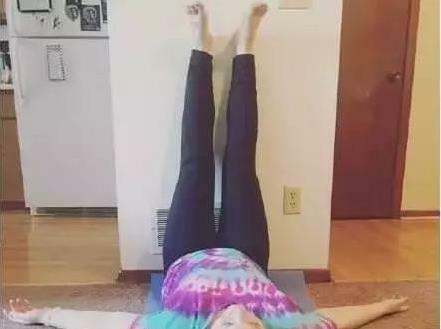 每天睡前抬抬腳，排肝腎之毒、保護心臟、降血壓、穩血糖，晚上不起夜，一覺到天亮，越練越年輕 