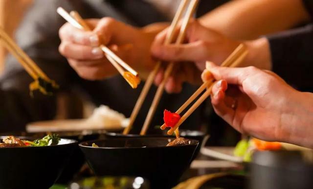 國醫大師一輩子的「養生秘訣」早晚洗漱時各梳頭100次，可以刺激大腦，促進血液循環，增強腦細胞代謝 