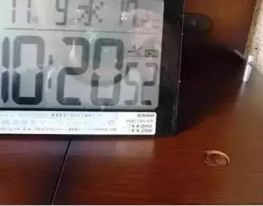 每次打掃後隔沒幾天又有灰塵？教你一招！在水裡加幾滴「這個」，灰塵不再附著在傢俱...神到我已經跪地！ 