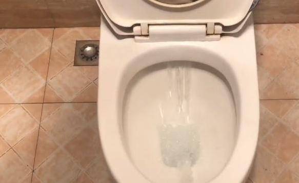 教你一招，用一個舊襪子，馬桶不髒還不臭，省錢又實用！