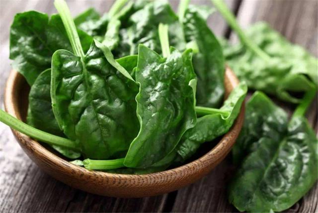 50歲後要多吃這4種【高鈣食物】，比鈣片好吸收，腿不疼膝蓋不痛了