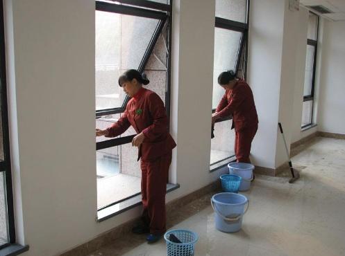 年前大掃除「擦玻璃」別犯愁，跟家政阿姨學一手，3種東西混在一起，比洗潔精太好用