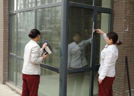 年前大掃除「擦玻璃」別犯愁，跟家政阿姨學一手，3種東西混在一起，比洗潔精太好用