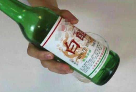 年前大掃除「擦玻璃」別犯愁，跟家政阿姨學一手，3種東西混在一起，比洗潔精太好用