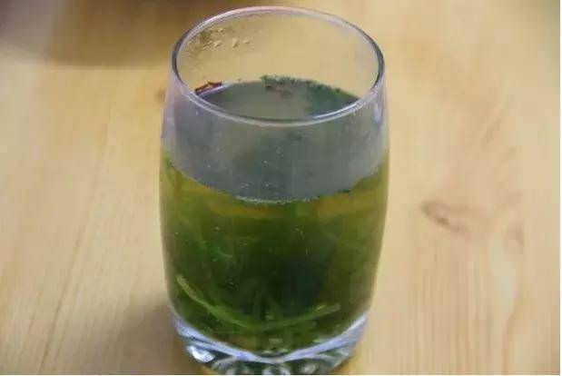用香菜煮水喝，功效非常多，大人小孩都能喝