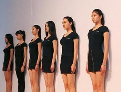 如果經常靠牆站，有這5個好處，不要忽略這個小動作
