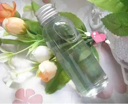 白醋其實蘊藏著美容護膚秘密。只需巧妙利用，可以讓45歲阿姨容顏煥發皮膚嫩得像寶寶。想擁有漂亮肌膚的你快試一試這簡單妙方！