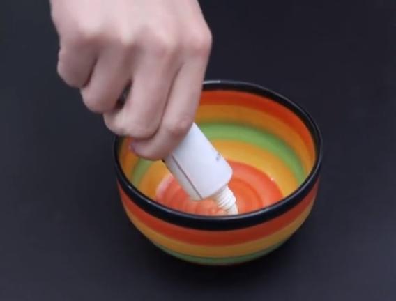 白醋和牙膏混合在一起，家裡主婦都需要，一年省下好幾百，真實用